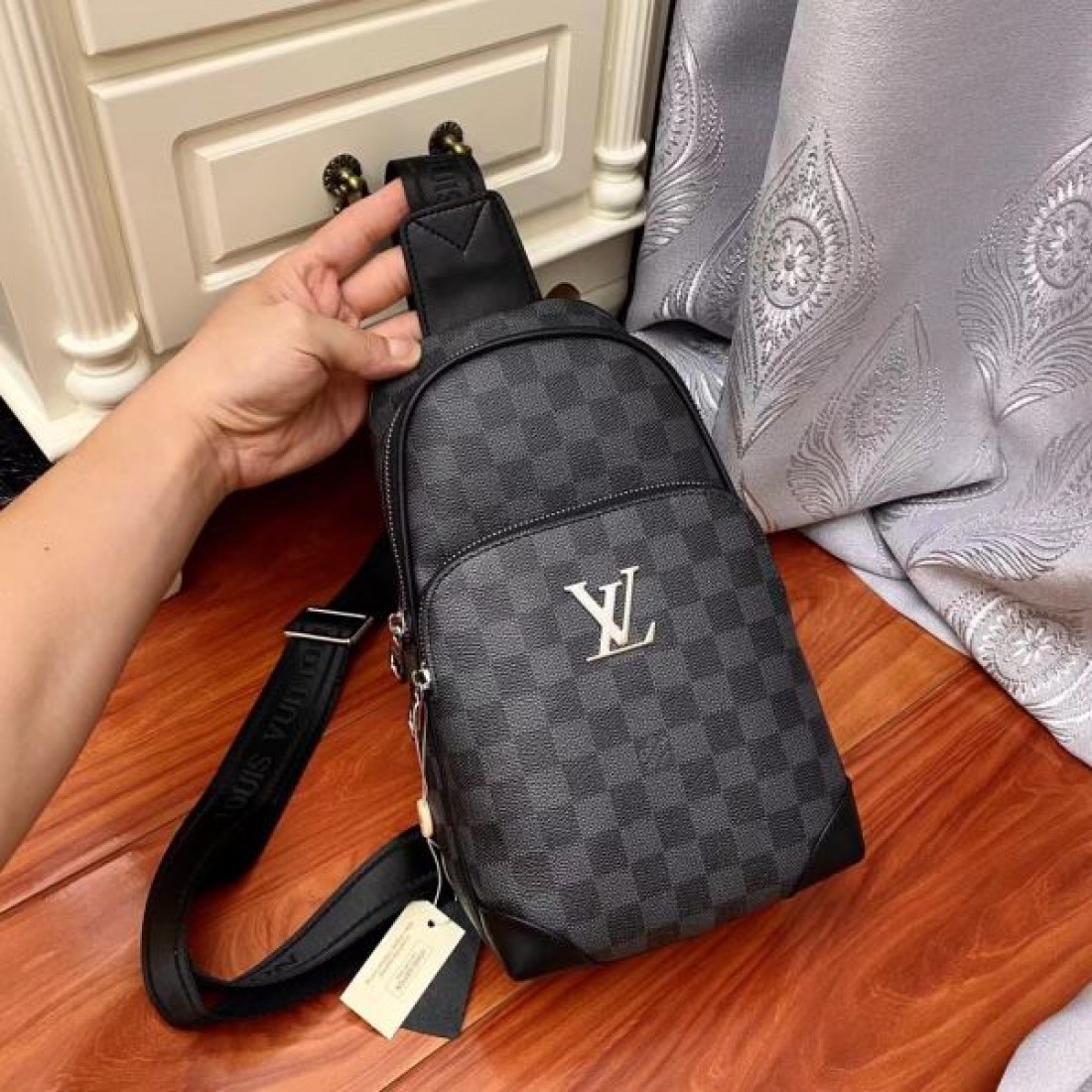 シンプルで美しい LOUIS VUITTON ルイヴィトン コピー チェストバッグ 高級感