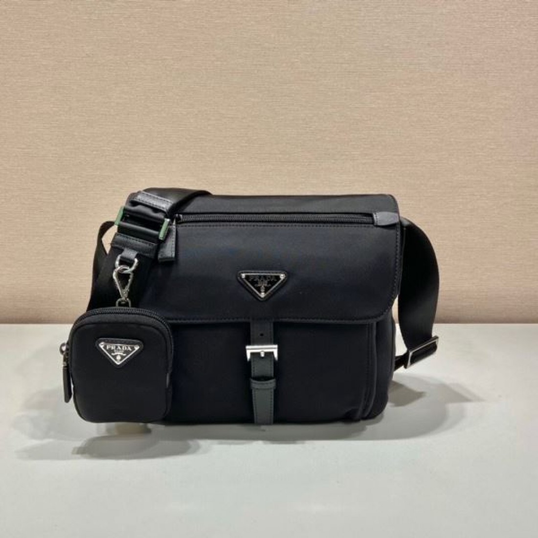 PRADA プラダ コピー ショルダーバッグ エレガントで機能的な魅力