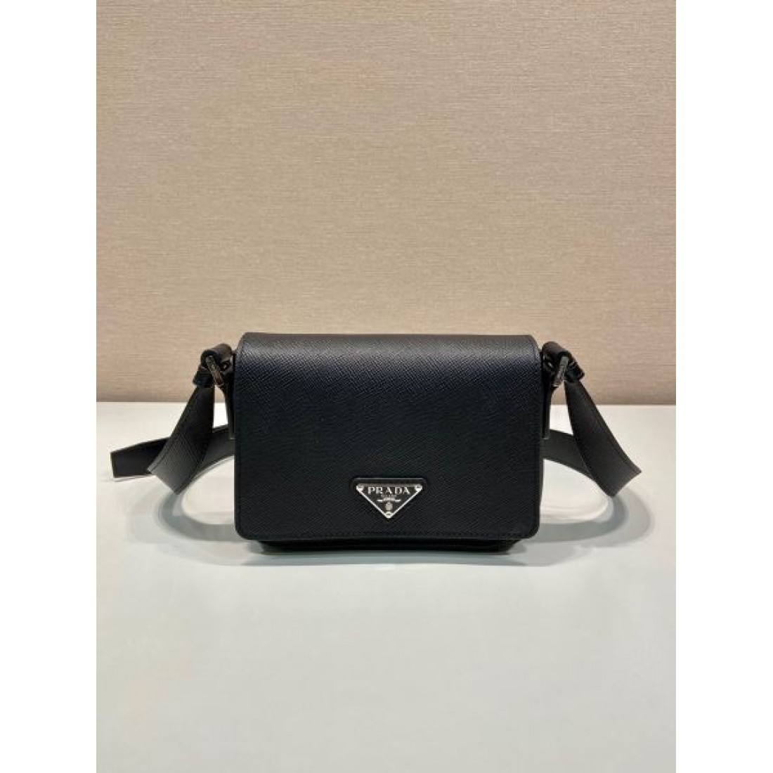 洗練とフェミニンさを兼ね備えた プラダ コピー ショルダーバッグ PRADA