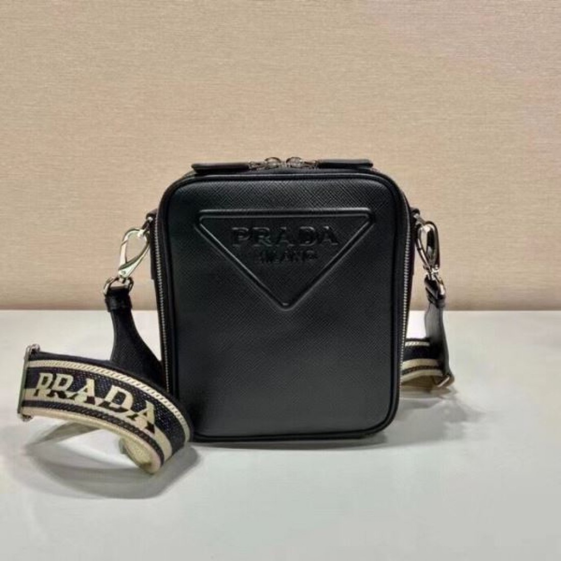 モダンでコンパクトな PRADA プラダ コピー ショルダーバッグ が人気