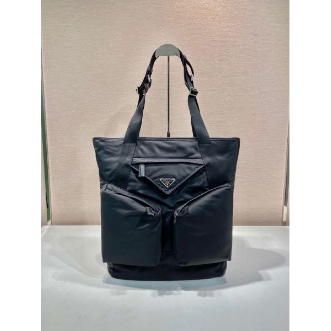 スタイリッシュで洗練された佇まいの プラダ コピー ブリーフケース PRADA