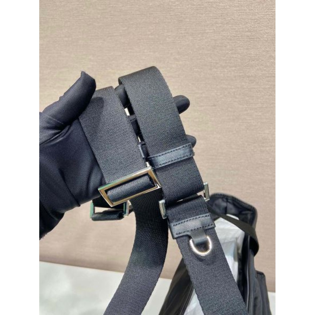 スタイリッシュで洗練された佇まいの プラダ コピー ブリーフケース PRADA