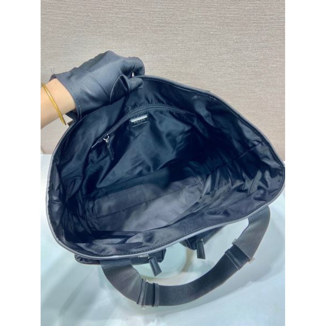 スタイリッシュで洗練された佇まいの プラダ コピー ブリーフケース PRADA