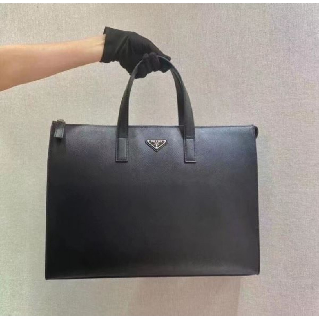 軽量で機能的な PRADA プラダ コピー ブリーフケース がビジネスを快適に