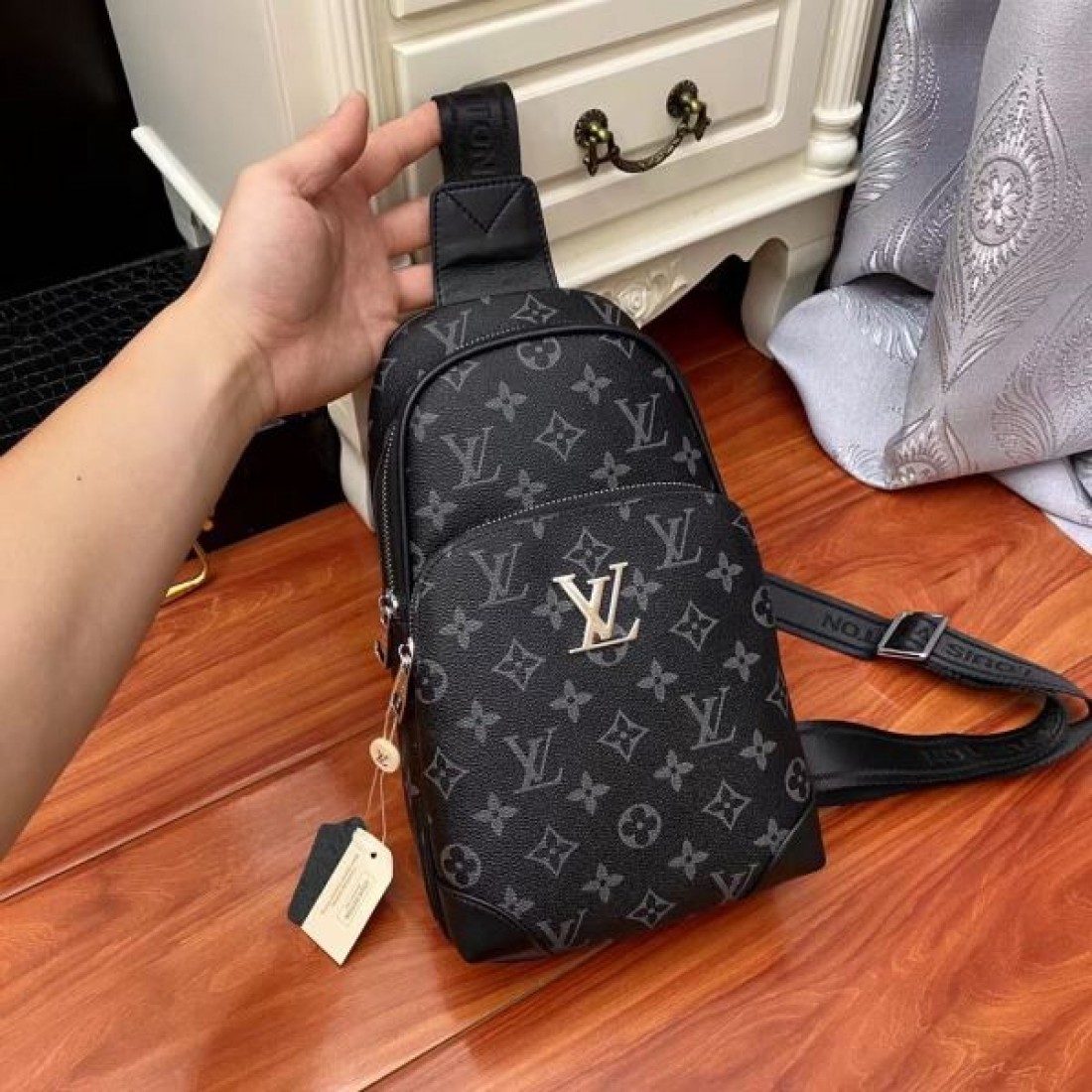 高級感が際立つ LOUIS VUITTON ルイヴィトン コピー チェストバッグ まろやかな