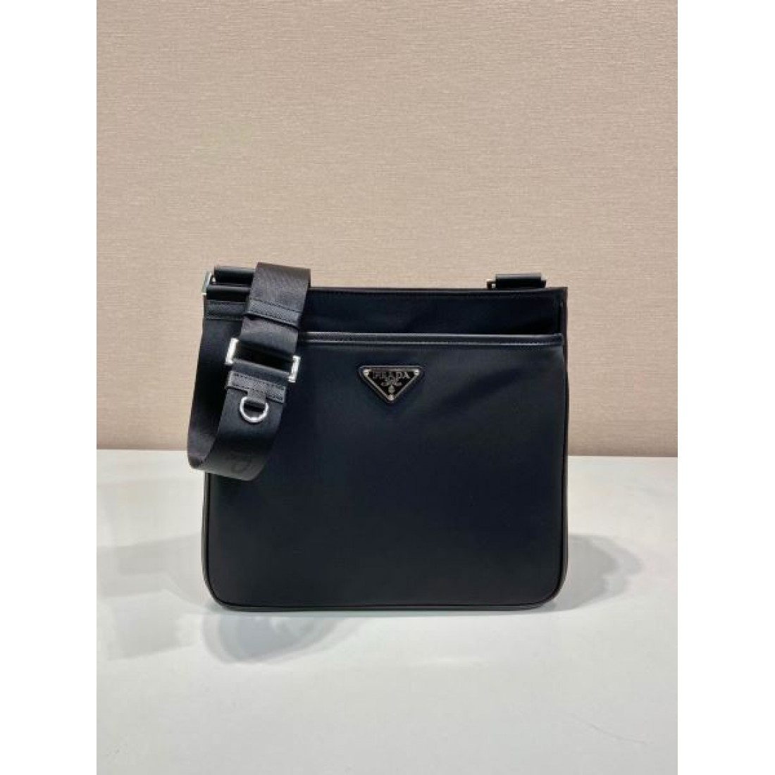 軽やかでスタイリッシュな PRADA プラダ コピー ショルダーバッグ