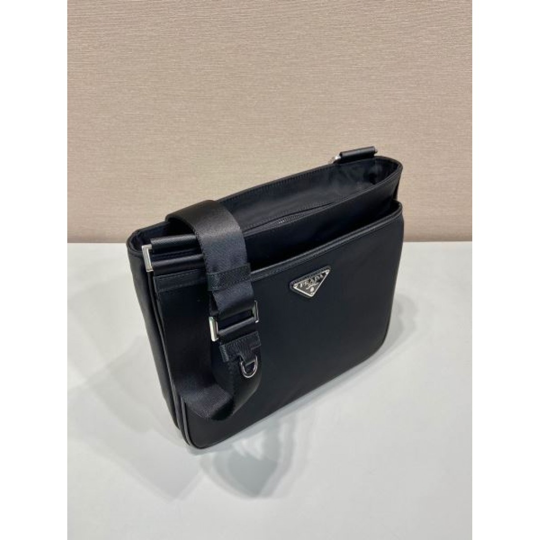 軽やかでスタイリッシュな PRADA プラダ コピー ショルダーバッグ
