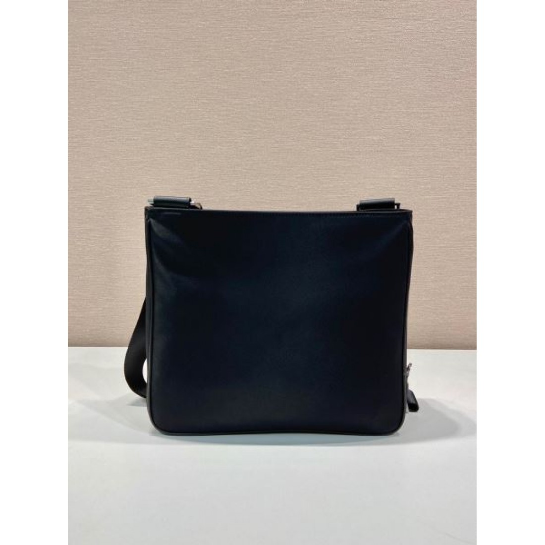 軽やかでスタイリッシュな PRADA プラダ コピー ショルダーバッグ