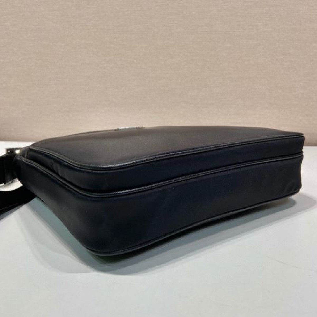 軽やかでスタイリッシュな PRADA プラダ コピー ショルダーバッグ