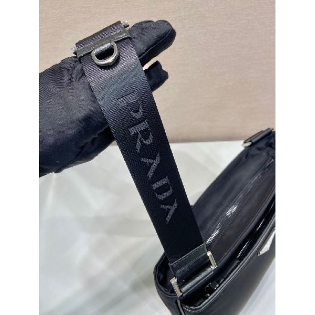 軽やかでスタイリッシュな PRADA プラダ コピー ショルダーバッグ