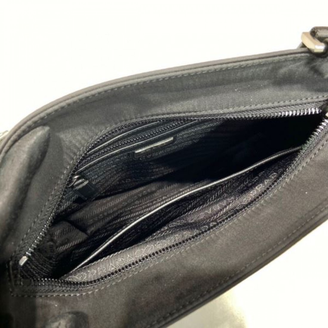 軽やかでスタイリッシュな PRADA プラダ コピー ショルダーバッグ