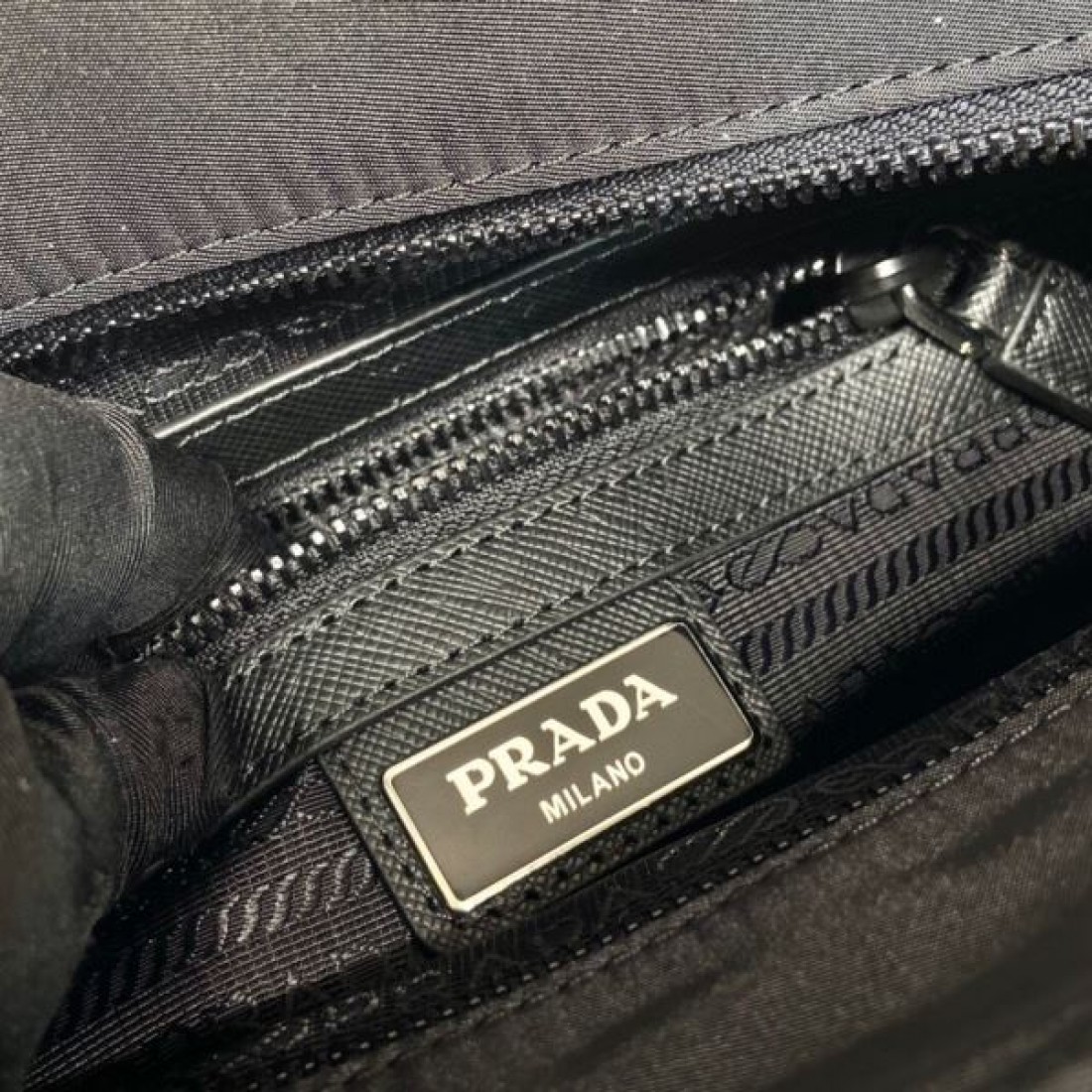 軽やかでスタイリッシュな PRADA プラダ コピー ショルダーバッグ