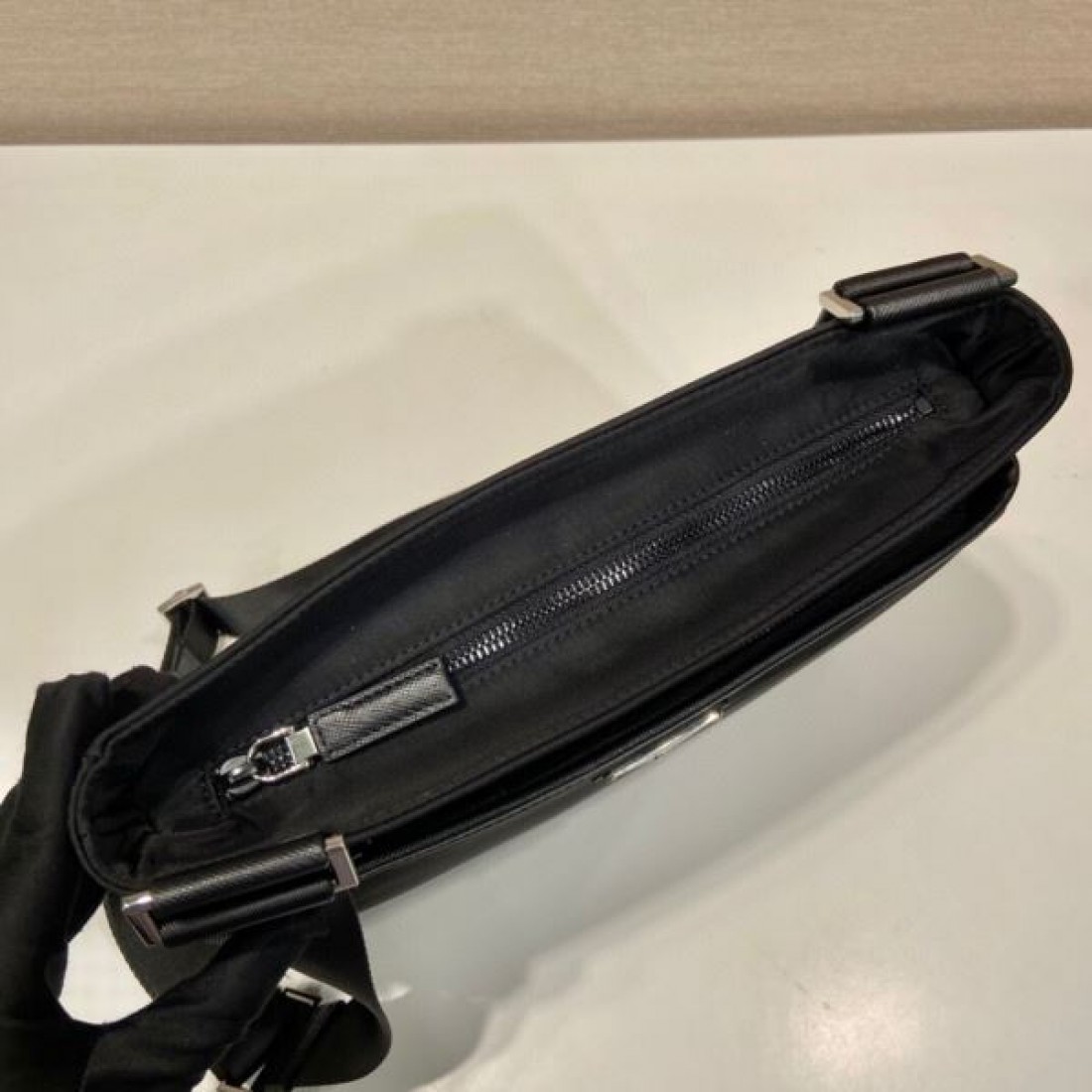 軽やかでスタイリッシュな PRADA プラダ コピー ショルダーバッグ