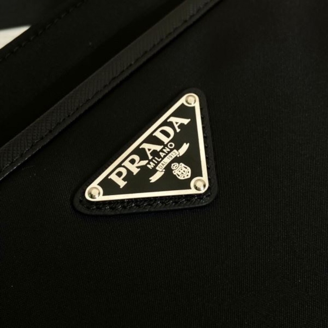 軽やかでスタイリッシュな PRADA プラダ コピー ショルダーバッグ