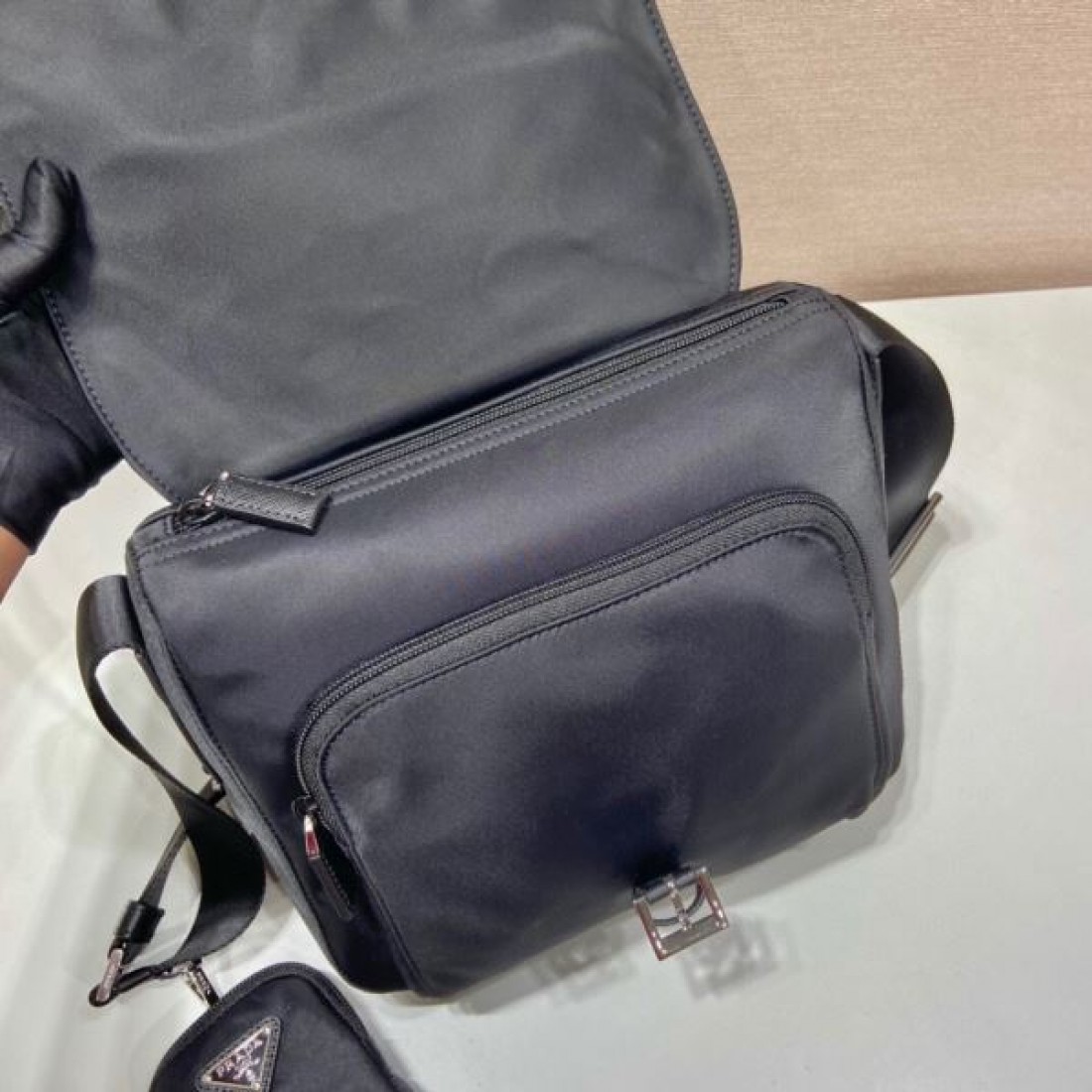 PRADA プラダ コピー ショルダーバッグ エレガントで機能的な魅力