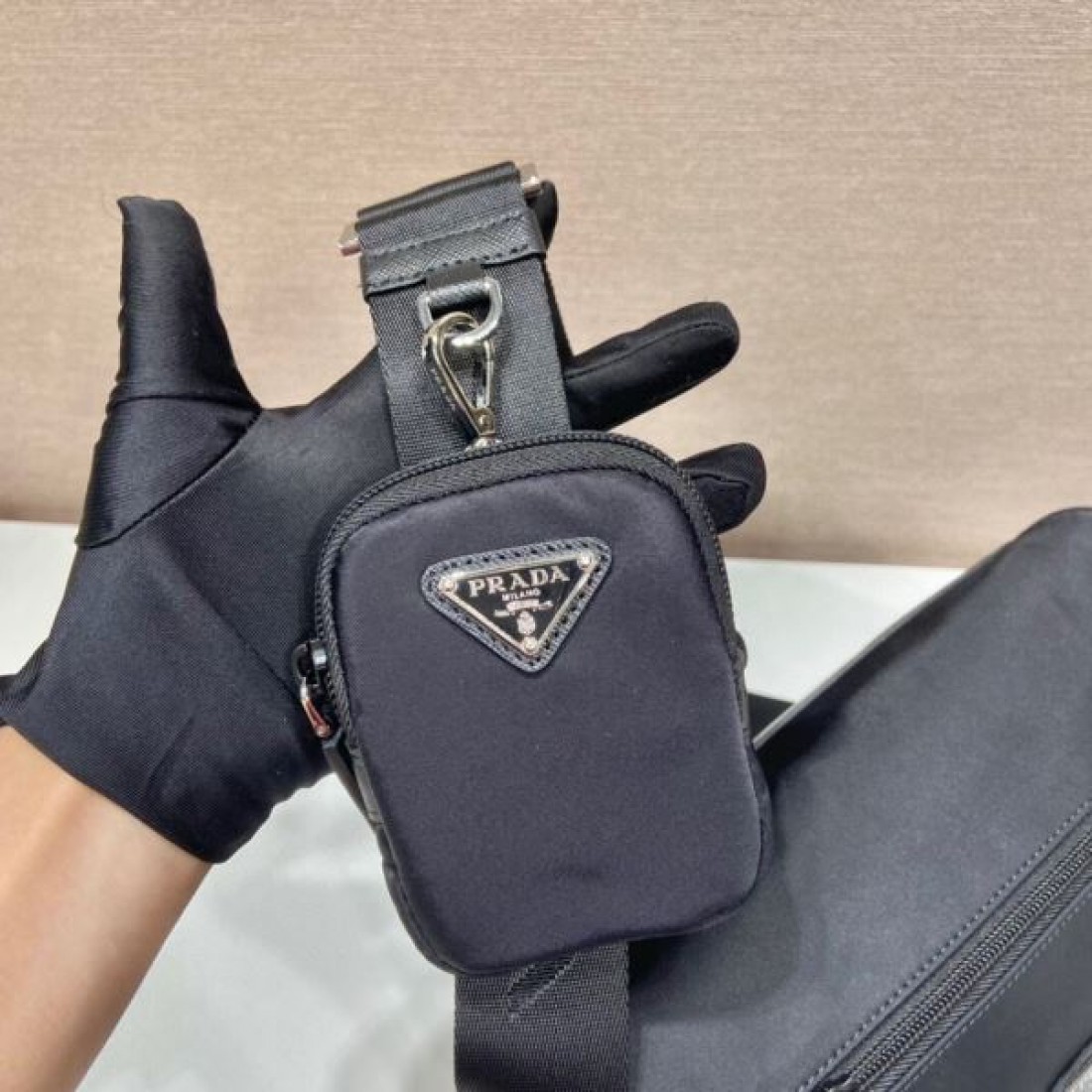 PRADA プラダ コピー ショルダーバッグ エレガントで機能的な魅力