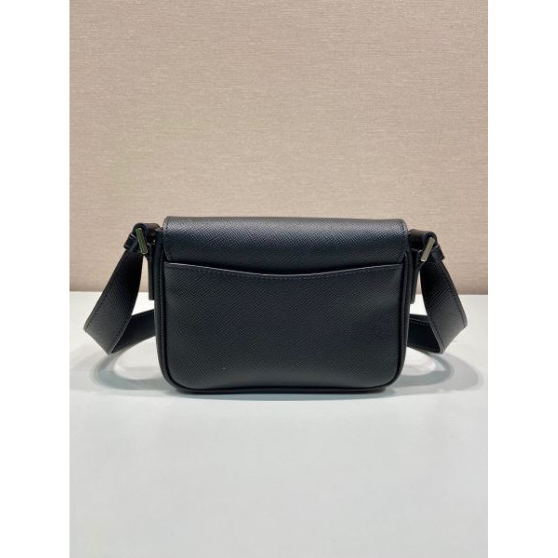 洗練とフェミニンさを兼ね備えた プラダ コピー ショルダーバッグ PRADA