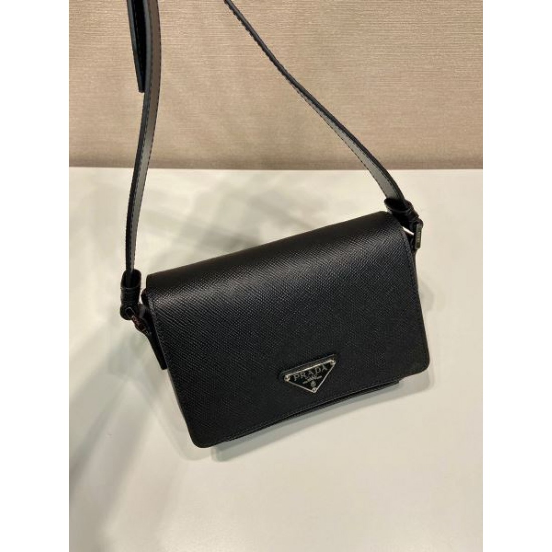 洗練とフェミニンさを兼ね備えた プラダ コピー ショルダーバッグ PRADA
