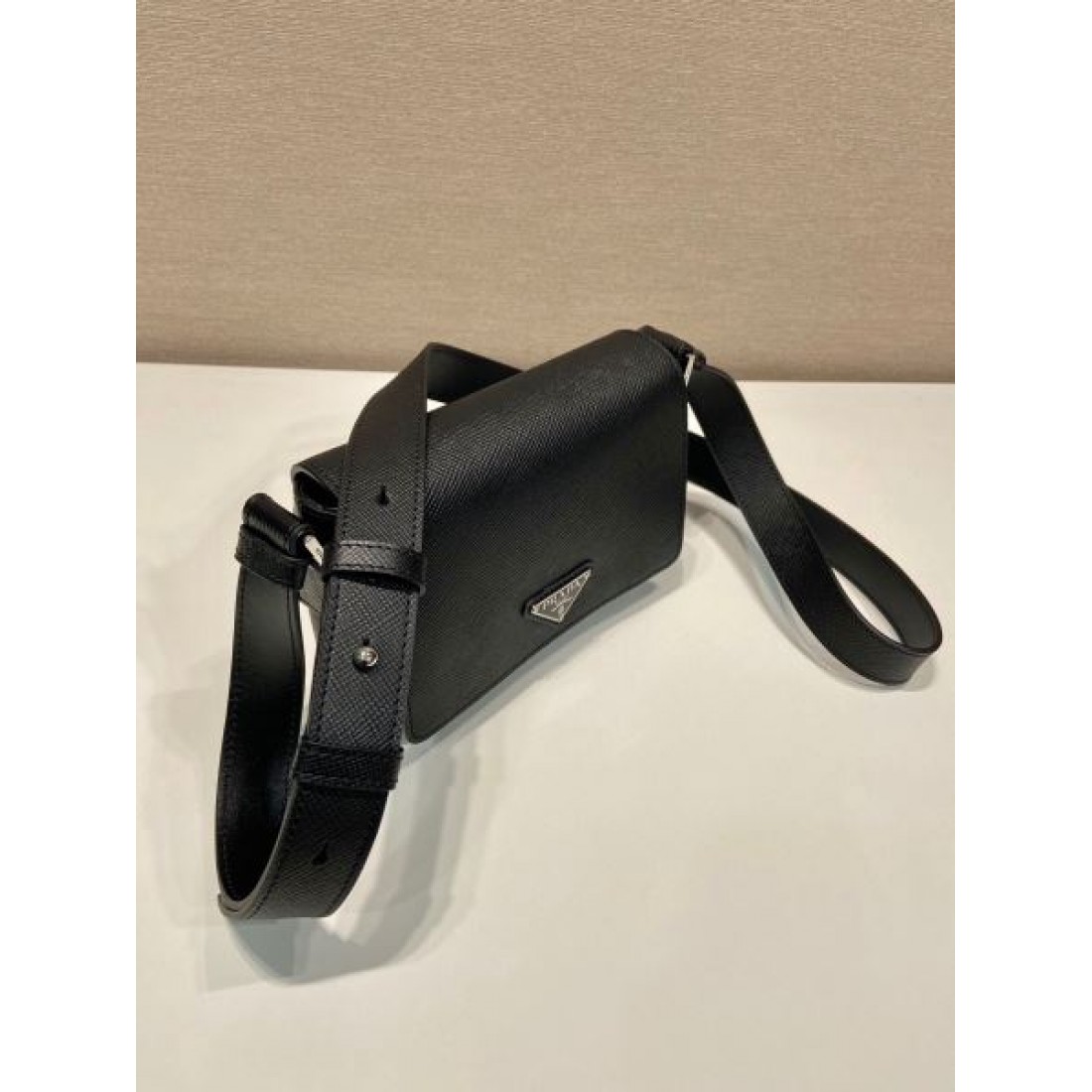 洗練とフェミニンさを兼ね備えた プラダ コピー ショルダーバッグ PRADA