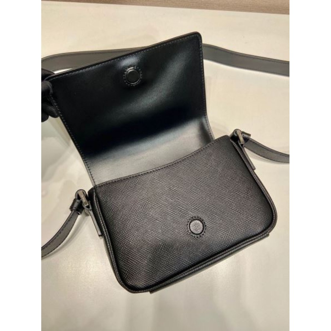 洗練とフェミニンさを兼ね備えた プラダ コピー ショルダーバッグ PRADA