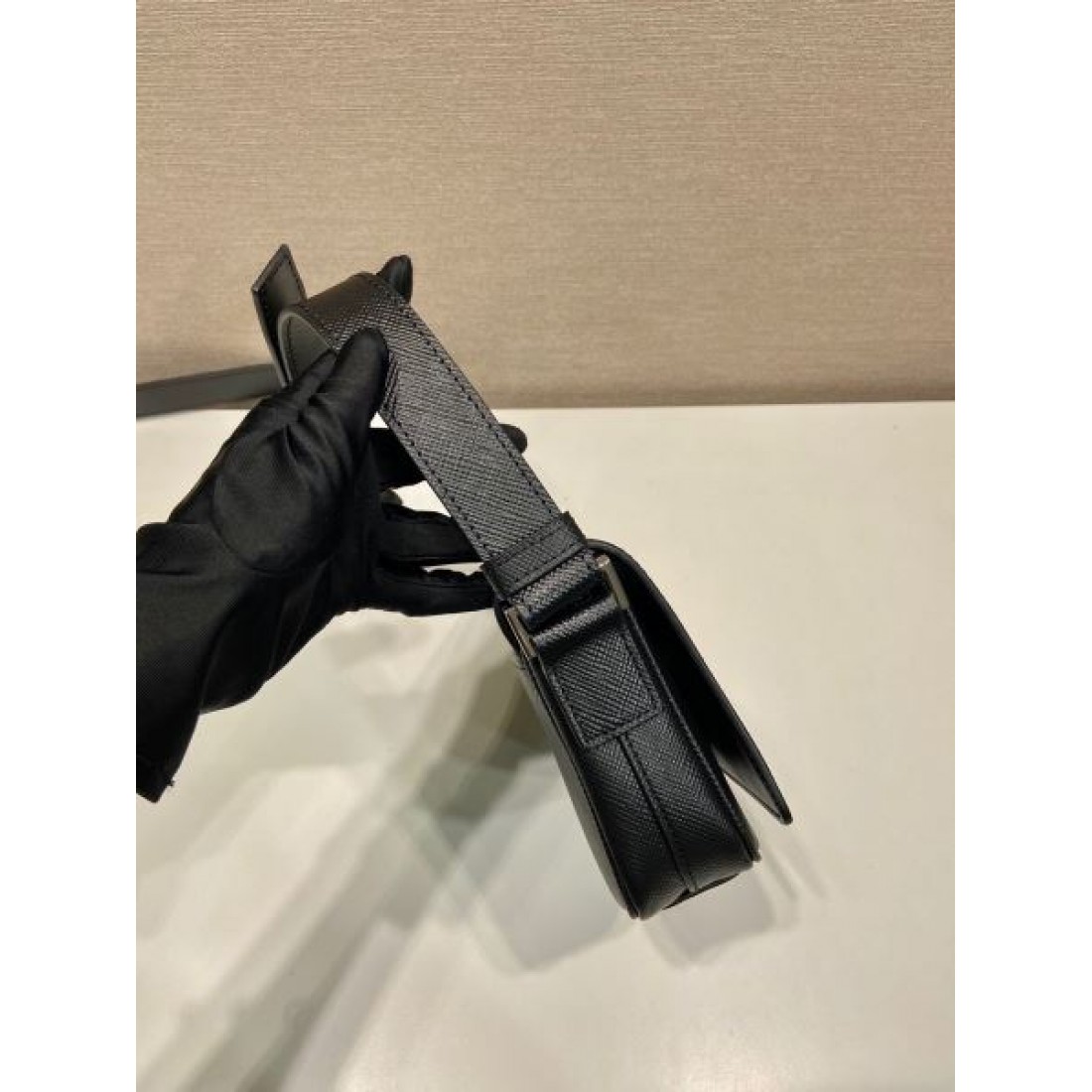 洗練とフェミニンさを兼ね備えた プラダ コピー ショルダーバッグ PRADA