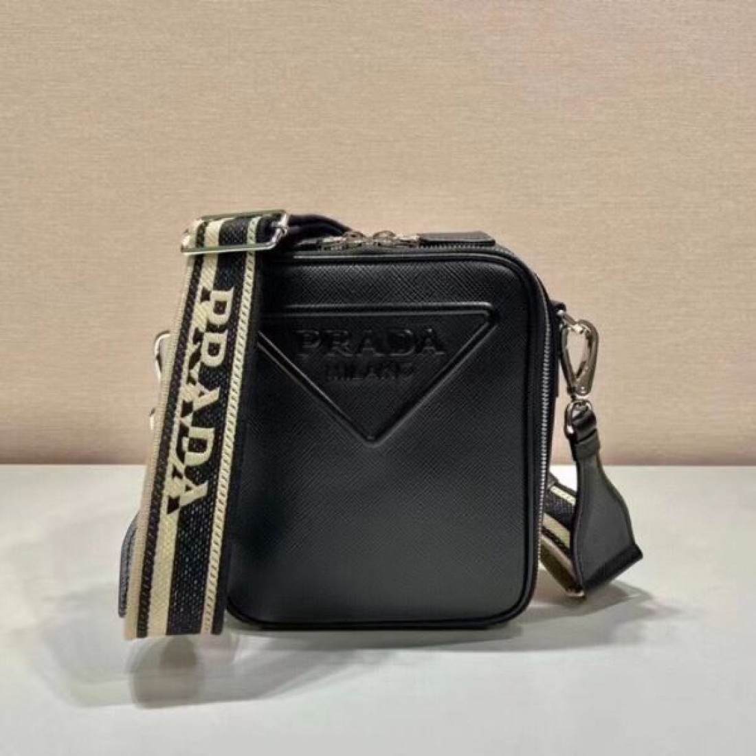 モダンでコンパクトな PRADA プラダ コピー ショルダーバッグ が人気