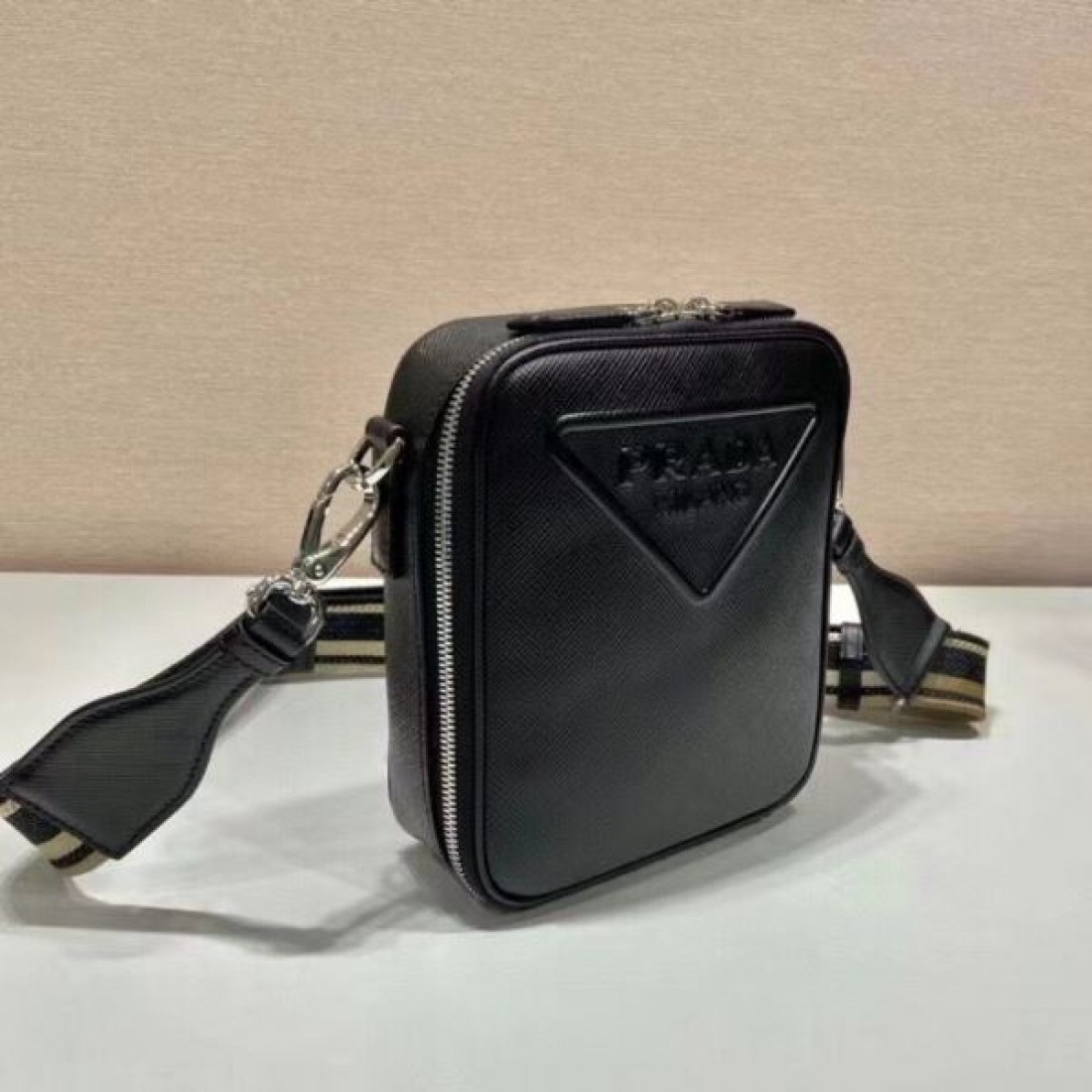 モダンでコンパクトな PRADA プラダ コピー ショルダーバッグ が人気