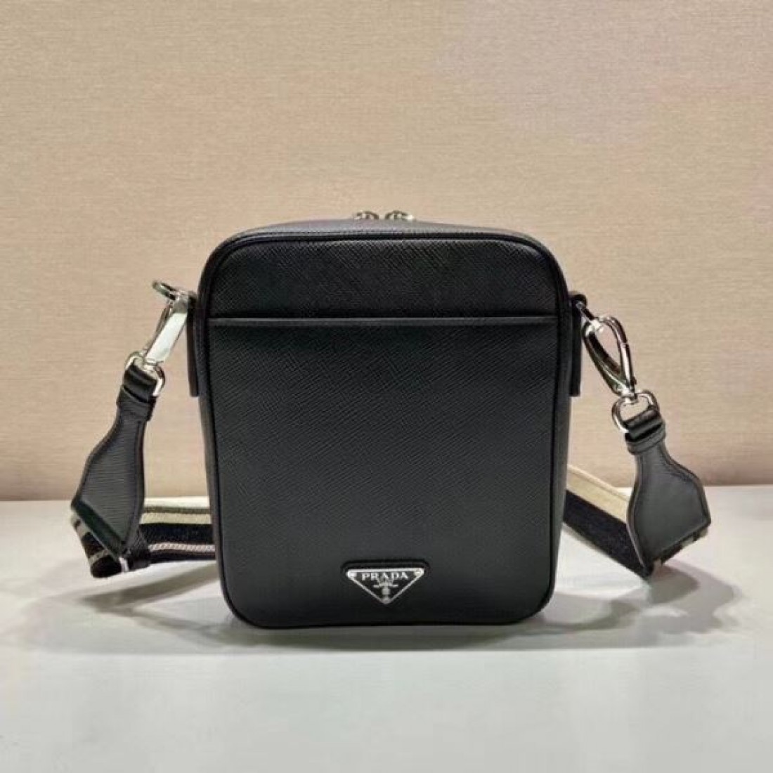 モダンでコンパクトな PRADA プラダ コピー ショルダーバッグ が人気