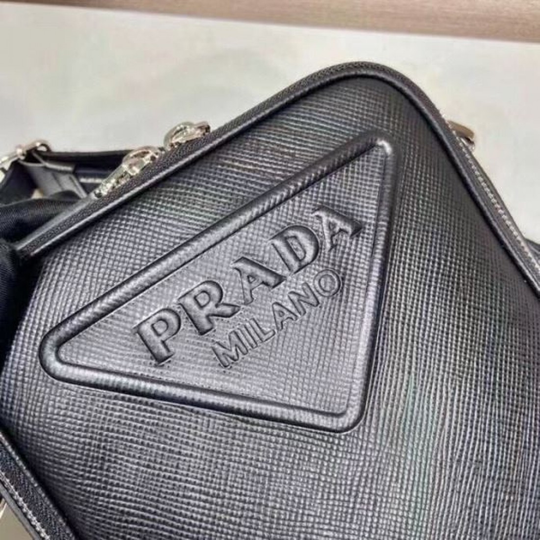 モダンでコンパクトな PRADA プラダ コピー ショルダーバッグ が人気