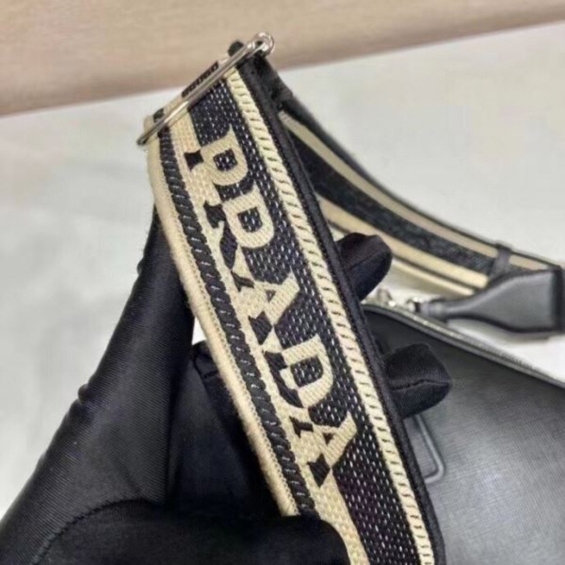 モダンでコンパクトな PRADA プラダ コピー ショルダーバッグ が人気