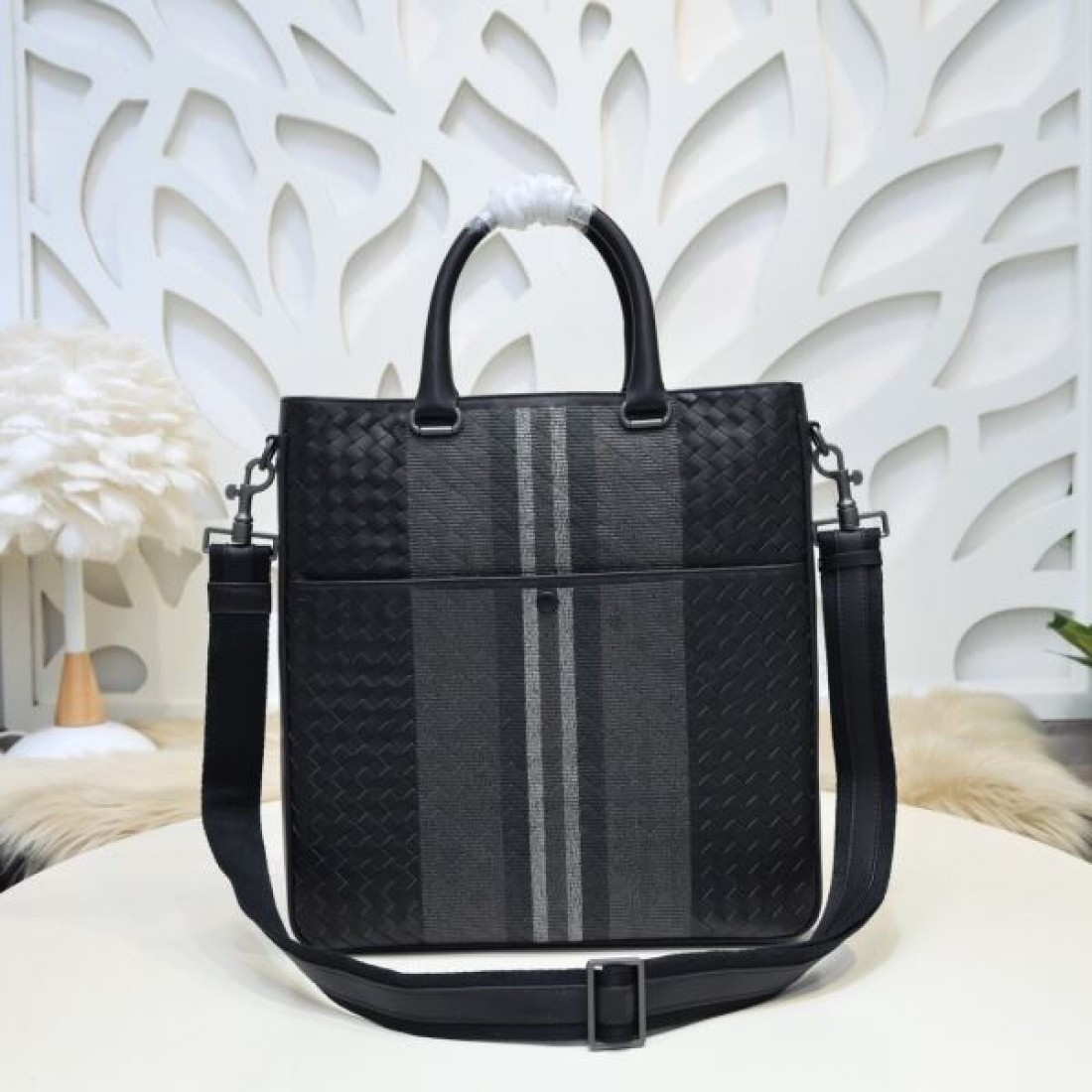 質な佇まいを放つ BOTTEGA VENETA ボッテガヴェネタ コピー ブリーフケース