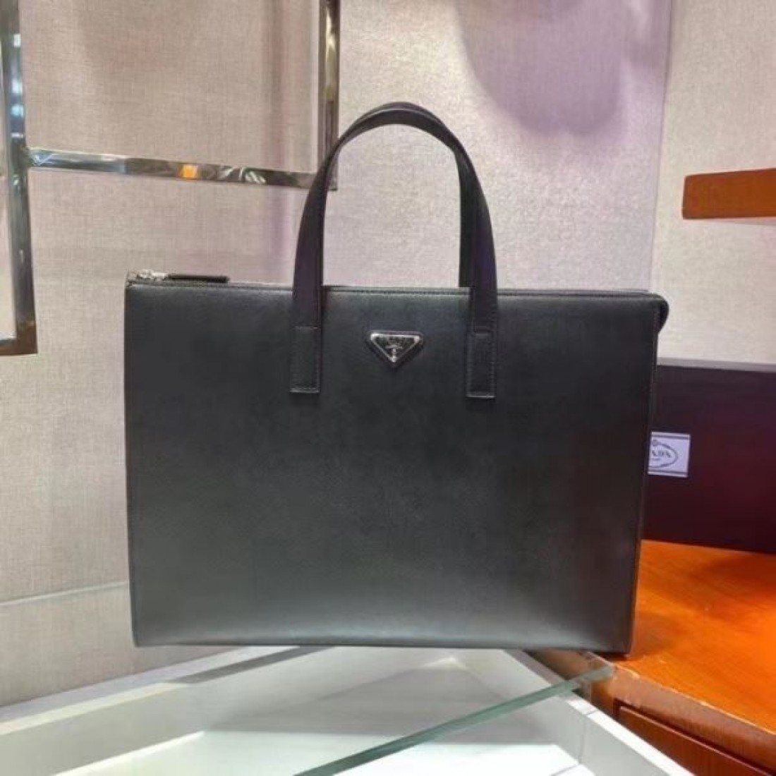 軽量で機能的な PRADA プラダ コピー ブリーフケース がビジネスを快適に