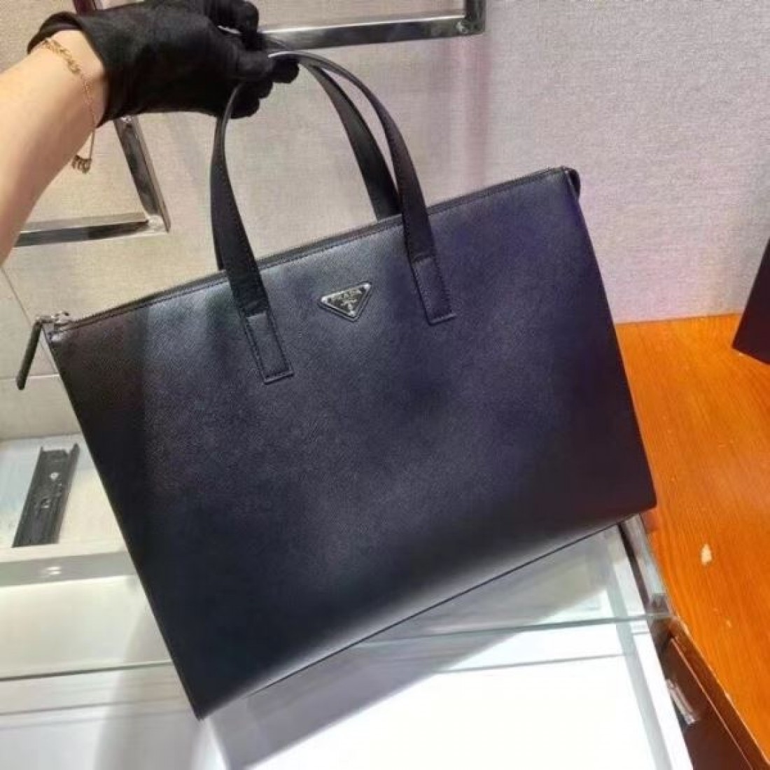 軽量で機能的な PRADA プラダ コピー ブリーフケース がビジネスを快適に