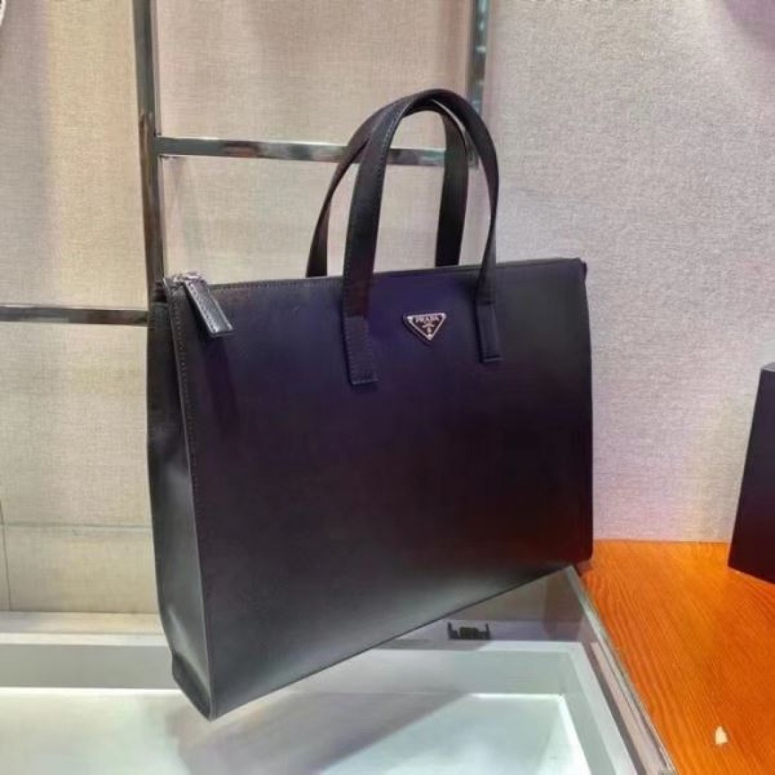 軽量で機能的な PRADA プラダ コピー ブリーフケース がビジネスを快適に