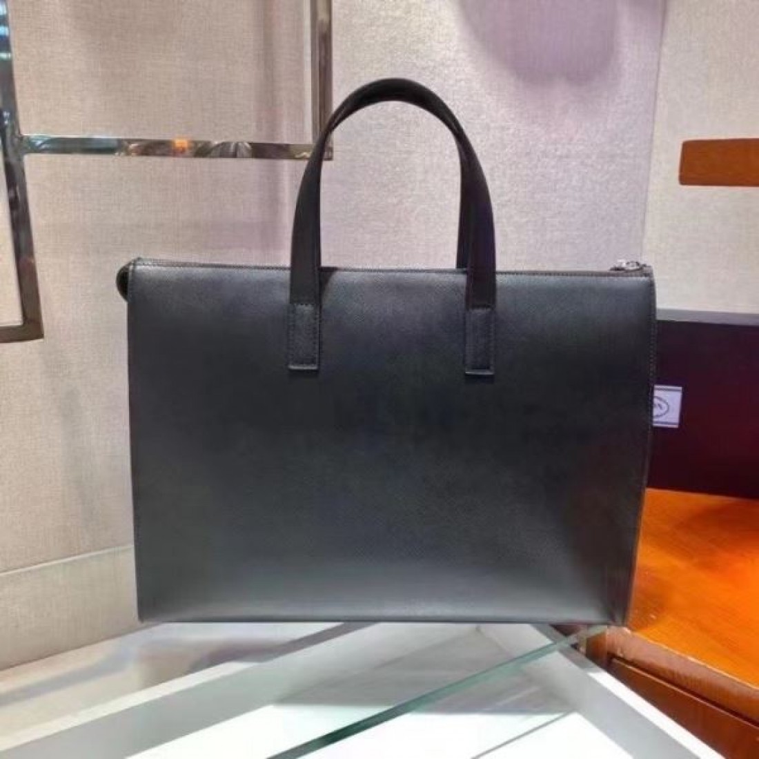 軽量で機能的な PRADA プラダ コピー ブリーフケース がビジネスを快適に
