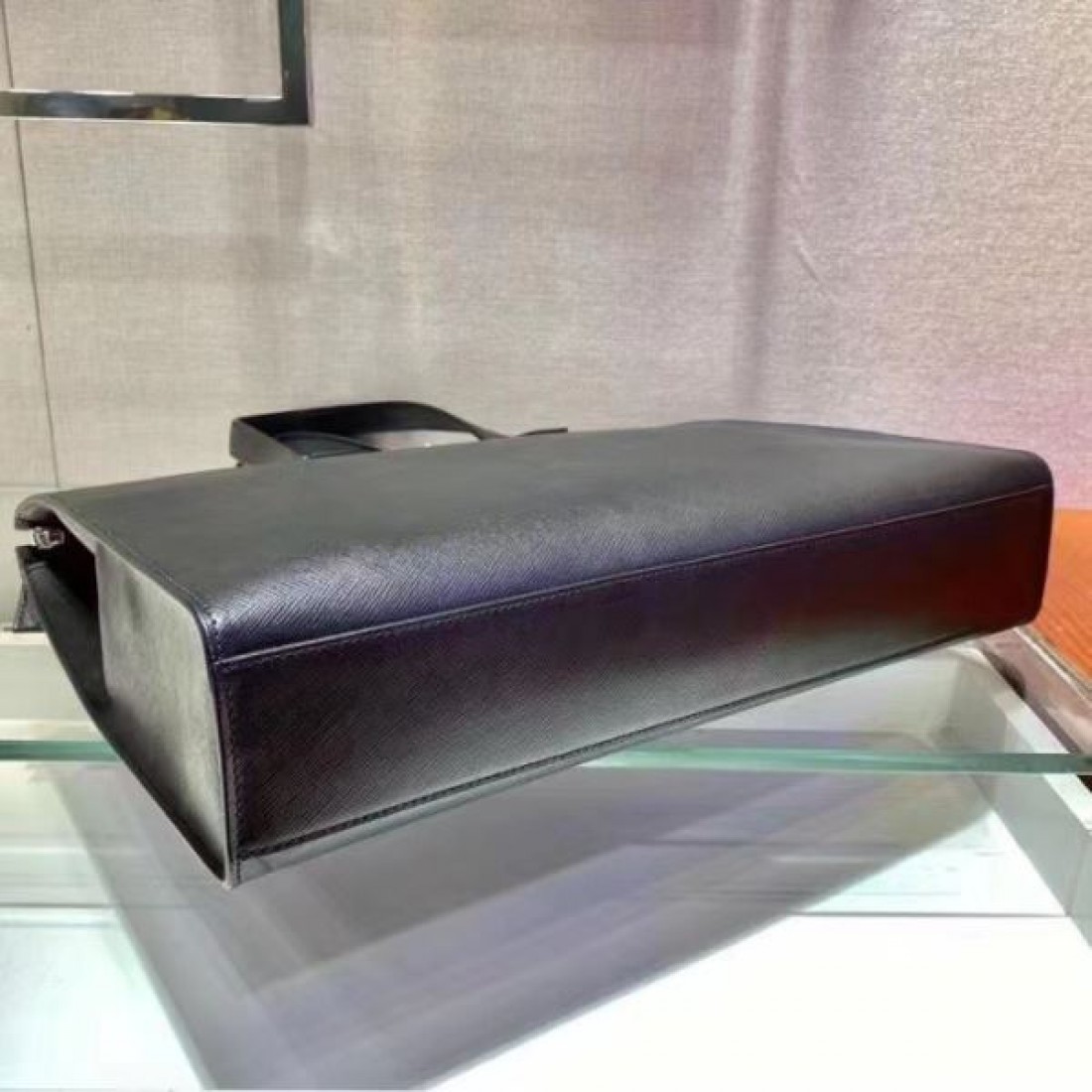 軽量で機能的な PRADA プラダ コピー ブリーフケース がビジネスを快適に