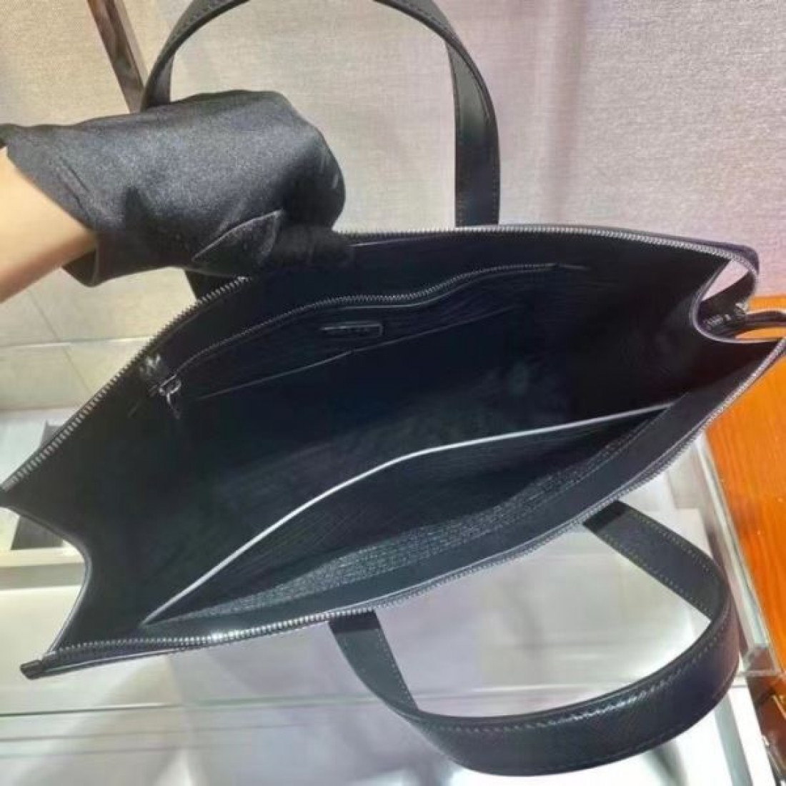 軽量で機能的な PRADA プラダ コピー ブリーフケース がビジネスを快適に