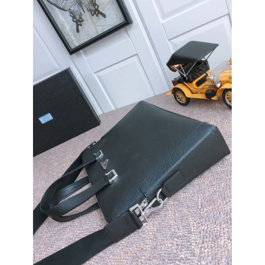 上品で都会的な空気感を纏う プラダ コピー ブリーフケース PRADA