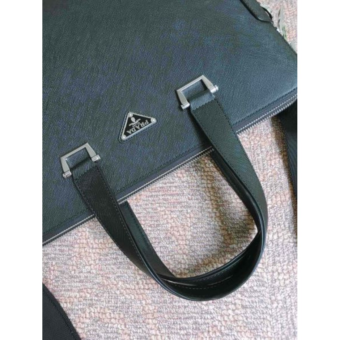 上品で都会的な空気感を纏う プラダ コピー ブリーフケース PRADA