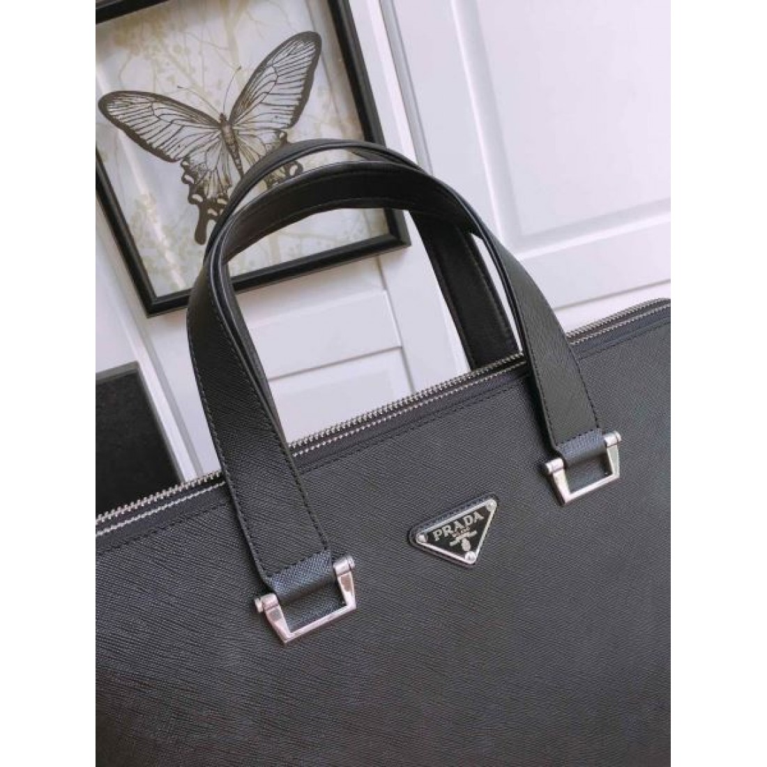 上品で都会的な空気感を纏う プラダ コピー ブリーフケース PRADA