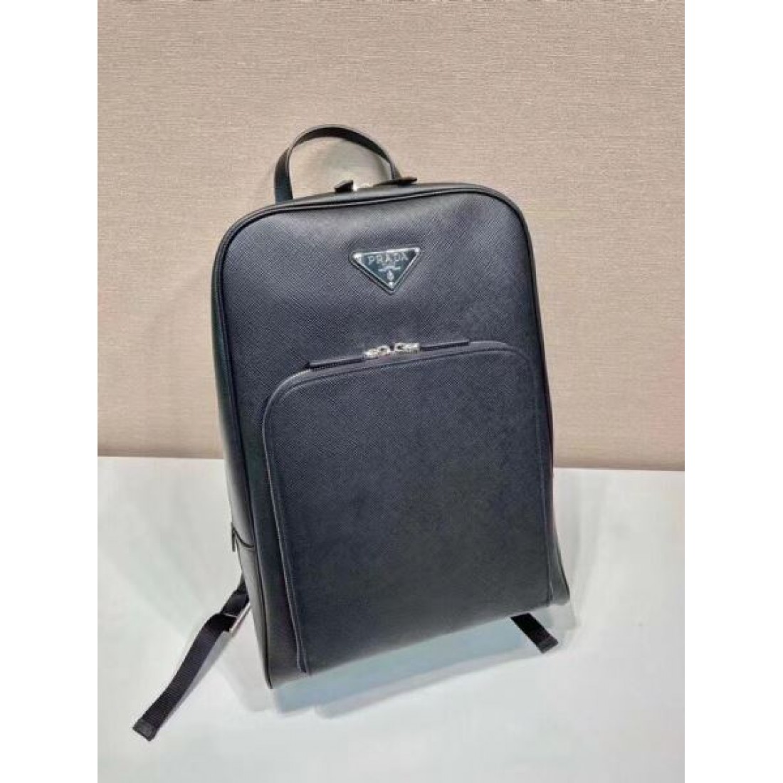 プラダ コピー バックパック PRADA ミニマルでスタイリッシュな佇まい