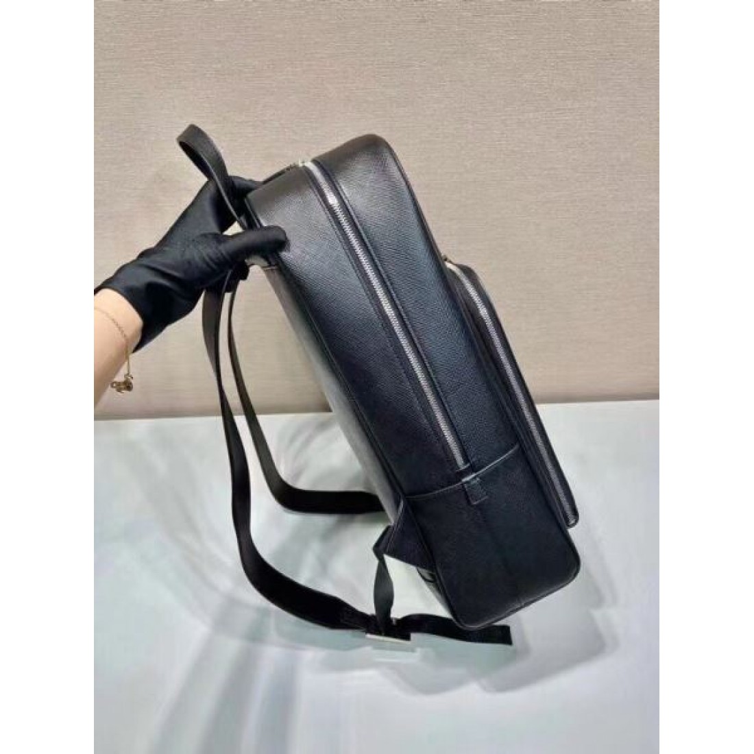 プラダ コピー バックパック PRADA ミニマルでスタイリッシュな佇まい