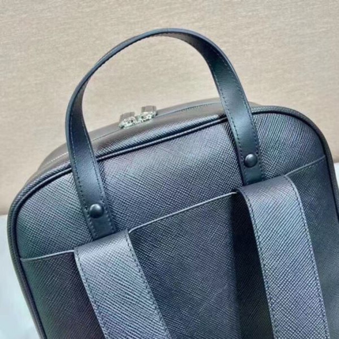 プラダ コピー バックパック PRADA ミニマルでスタイリッシュな佇まい