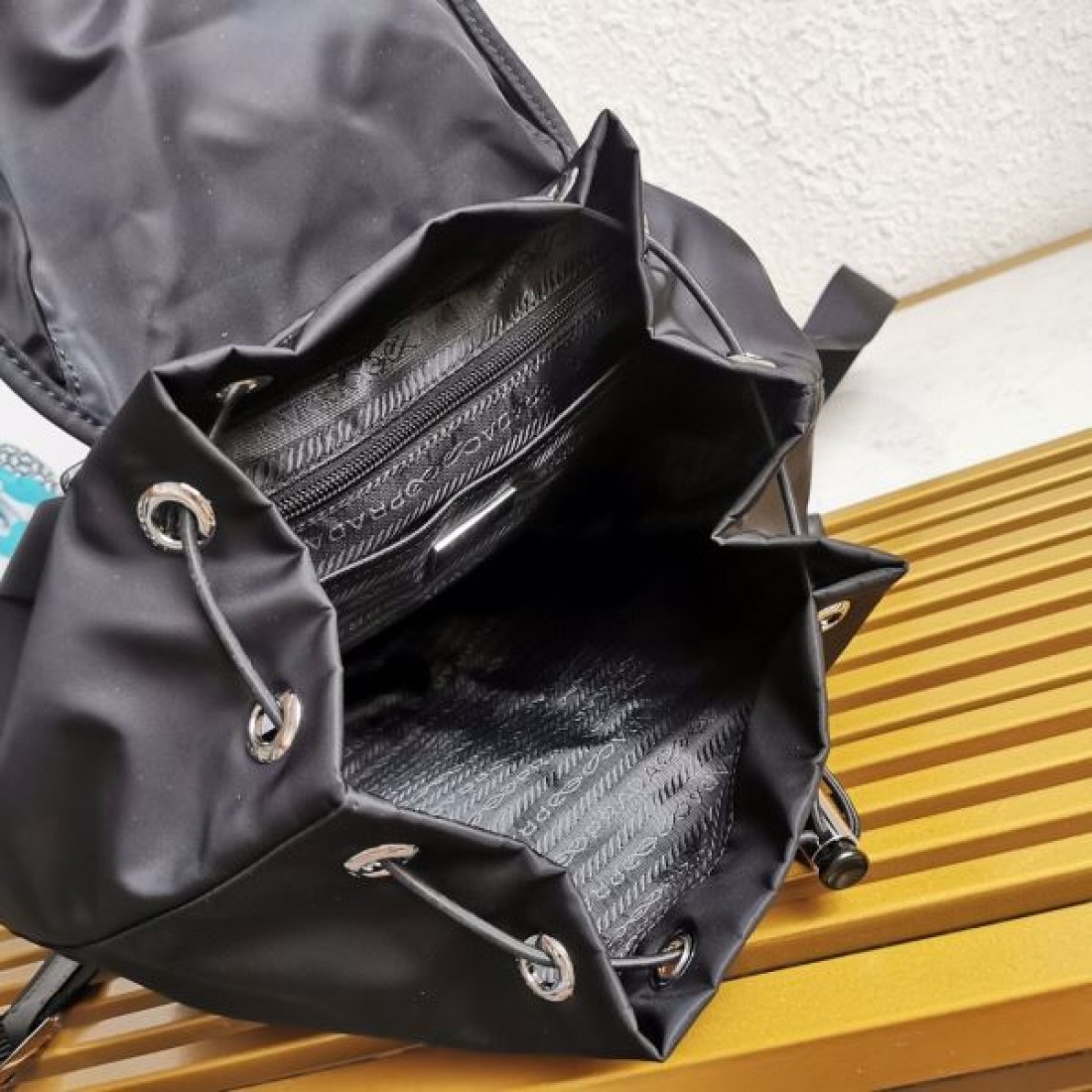 落ち着きと高級感が共存する PRADA プラダ コピー バックパック