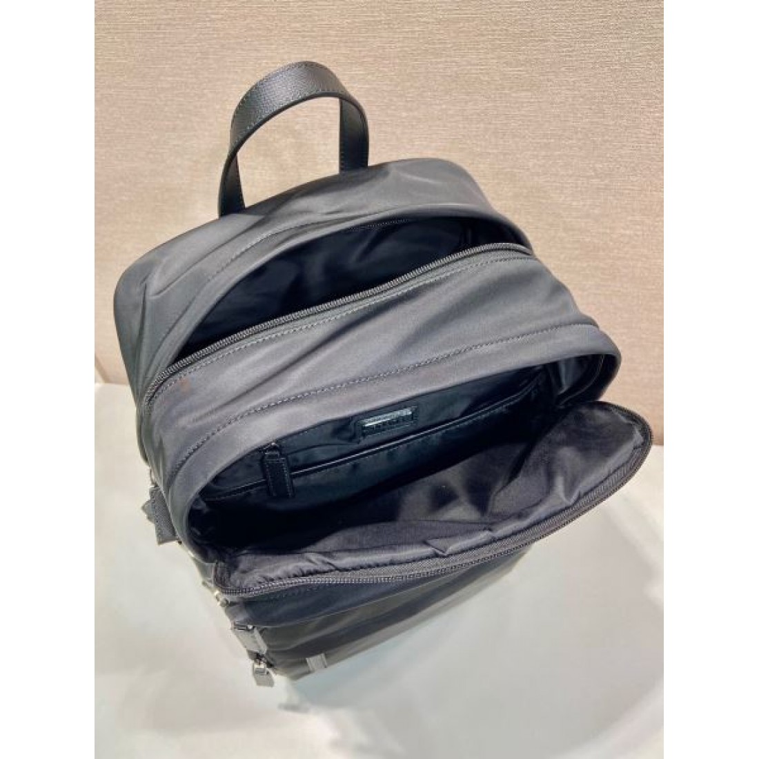プラダ コピー バックパック PRADA 洗練された軽やかな印象を演出