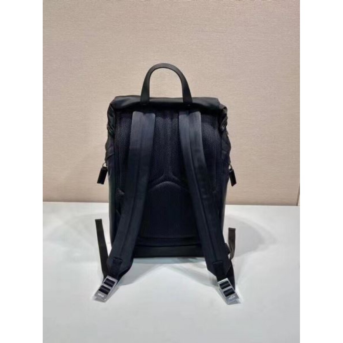 機能美と上品さを兼ね備えた PRADA プラダ コピー バックパック