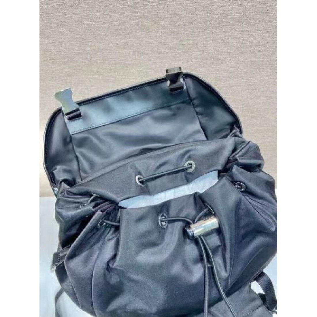 機能美と上品さを兼ね備えた PRADA プラダ コピー バックパック
