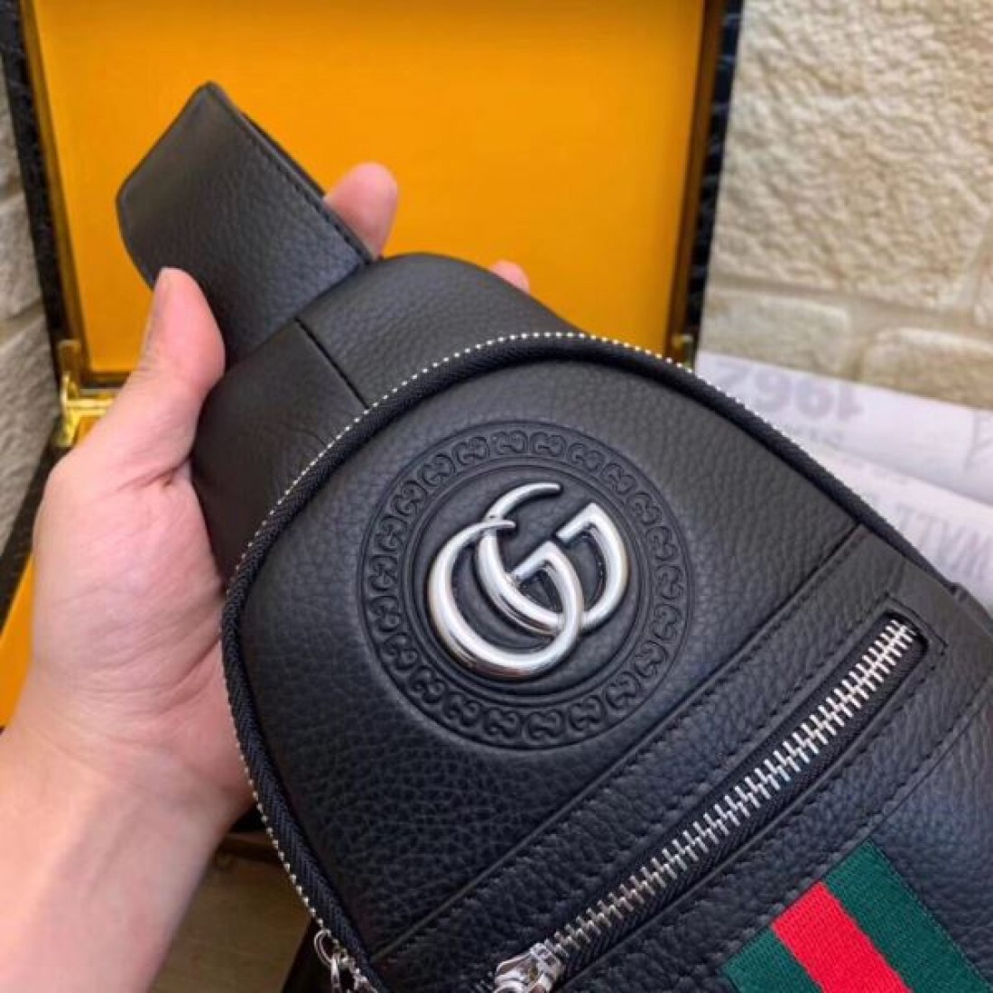 目を引く GUCCI グッチ コピー ウエストバッグ 高級感溢れるデザイン