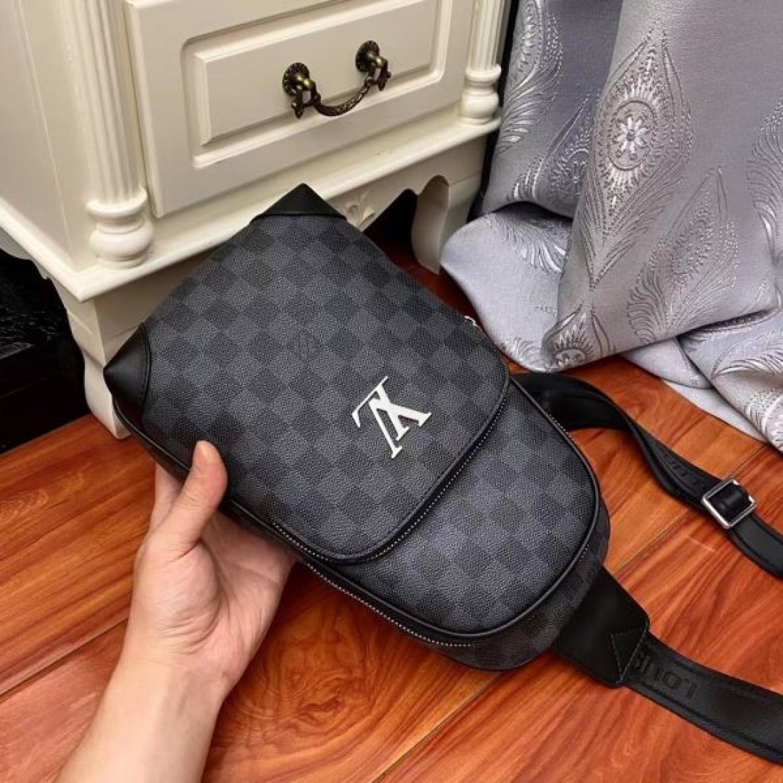 シンプルで美しい LOUIS VUITTON ルイヴィトン コピー チェストバッグ 高級感