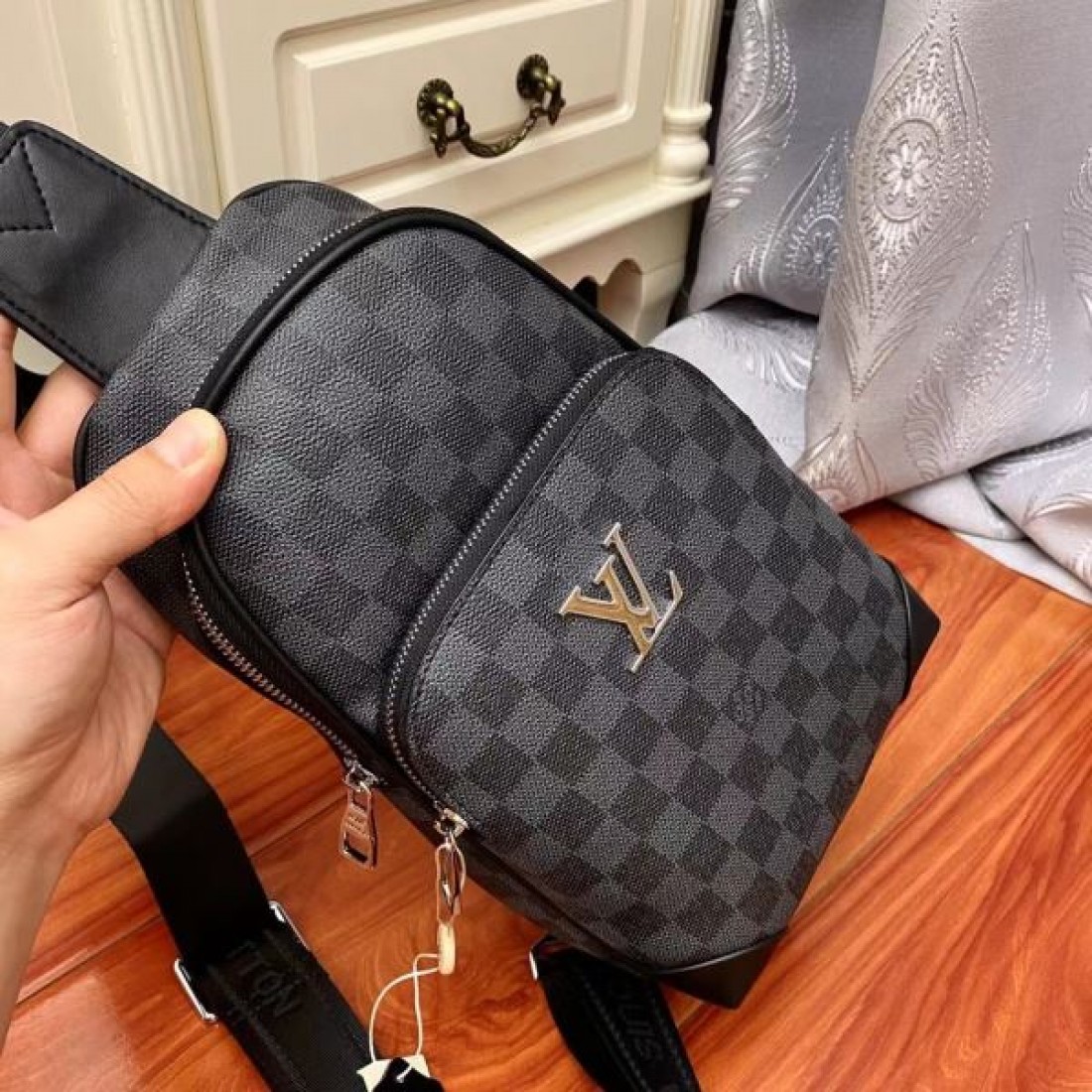 シンプルで美しい LOUIS VUITTON ルイヴィトン コピー チェストバッグ 高級感